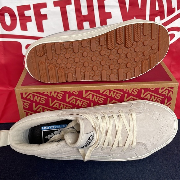 Vans Sk8-Hi Mte-1
Marshmallow/Marshmallow
MAInA5H7YQC5
WMNS boots - sneakers - Picture 4 of 16